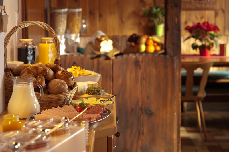 brasserie-FORCALQUEIRET-min_breakfast_buffet_food_restaurant_meal_hotel_plate_fresh-718745